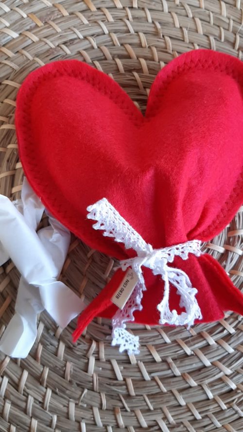 Corazón de tela con calugas artesanales