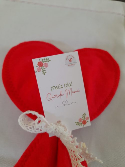 Corazón de tela con malvas cubiertas de chocolate
